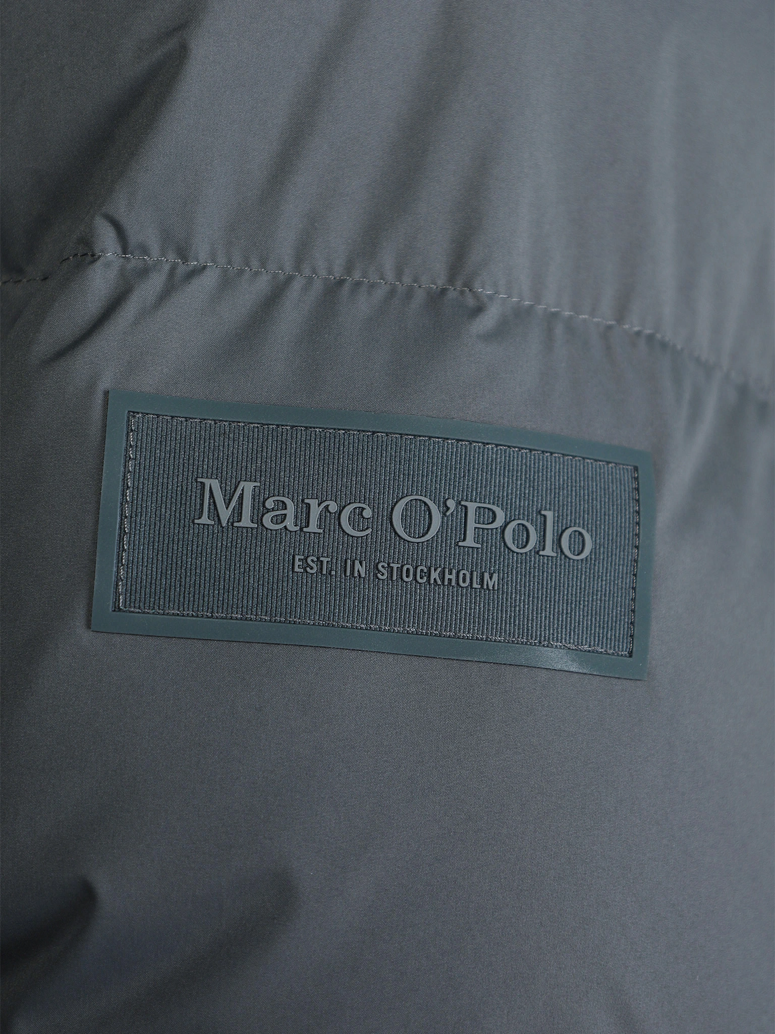 Куртка утепленная зеленого цвета с капюшоном